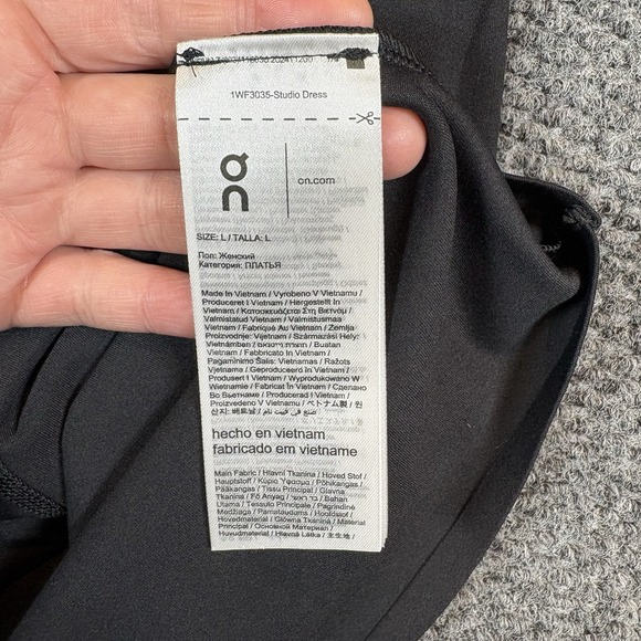 On Cloud Run Studio Dress Size M Black NWT - Picture 6 of 16